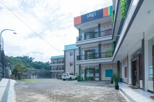 Sans Hotel Queen Batu - parcheggio