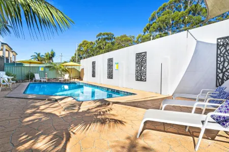 Peninsula Nelson Bay Motel and Serviced Apartments Отели рядом с достопримечательностью «Dutchmans Beach Reserve»