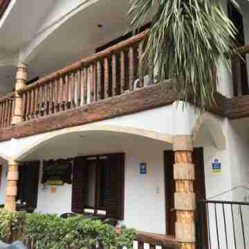 Double Diamond Inn Guest House Hotel Exterior