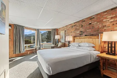 Discovery Lodge Hotels near Riverwalk in Downtown Estes Park