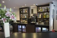 Ramada by Wyndham Milton Keynes - bar