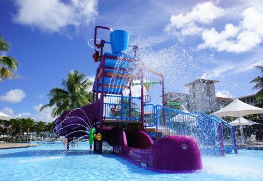 레오팔레스 리조트 괌 수영장과 야자수