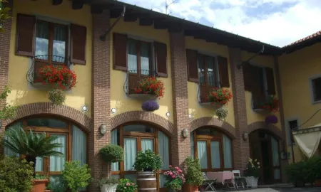 Ristorante Albergo Macallè di Zuin Claudio Отели в г. Vaprio D'agogna