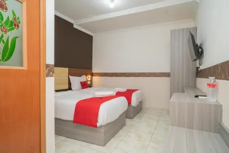 RedDoorz Syariah Near Kota Cinema Mall Jatiasih Отели в г. Jatiasih