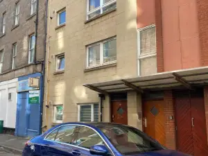 Private Main Door Lovely 2 Bedroom Apartment