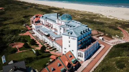 Strandhotel Kurhaus Juist Отели в г. Юист