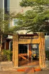 You empire Hostel and Bar  호텔