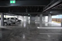 R Hotel Kingston - Bãi đậu xe