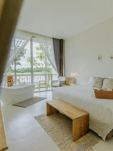 รูปภาพของWhite Wall Riverfront Hotel