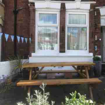 Dolphin Guesthouse Hotel Exterior