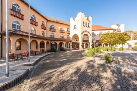 Hotel Spanischer Hof Отели рядом с достопримечательностью «Кляйне Лаузитц - Эрлебнис-Миниатуренпарк-Эльстерверда»