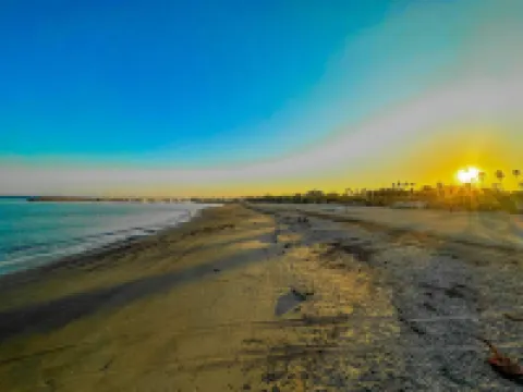 ITH Santa Barbara Beach Hostel