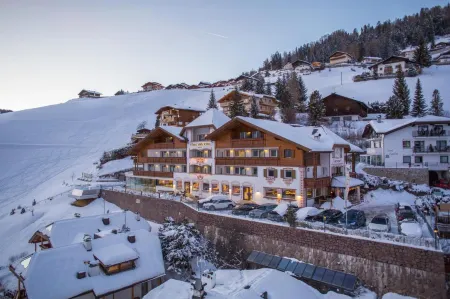 Hotel Interski Отели рядом с достопримечательностью «Langkofel»