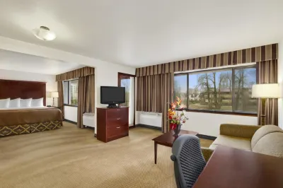 Ramada by Wyndham Tukwila Southcenter Hotels in Тъкуила