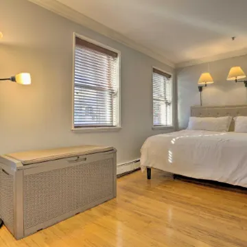 Couples World Cub Hub! Walk to Public Transit