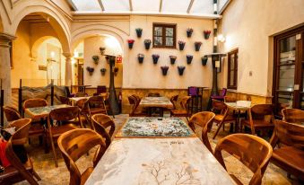 Anahita Boutique Hotel
