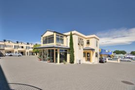 Shoreline Motel