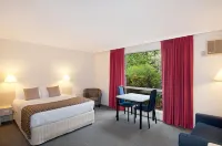 Ringwood Lake Inn Hotels in Mitcham