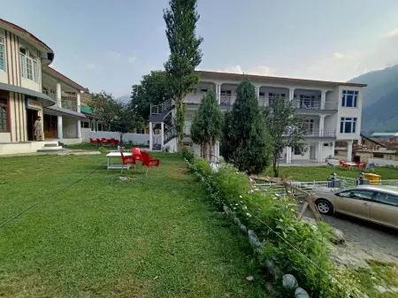 Four Star Hotel & Restaurant