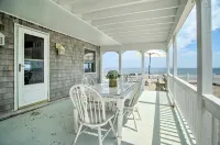 2 Decks + Beach Access: Oceanfront Getaway!