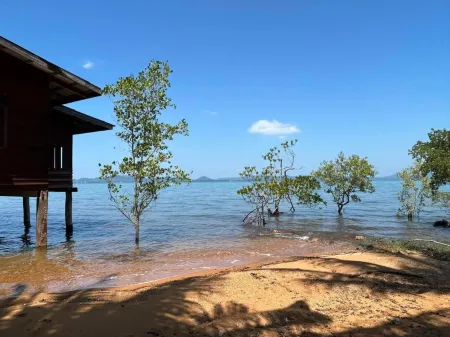 Somphoch Garden Отели рядом с достопримечательностью «Chao Por Koh Chang Shrine»