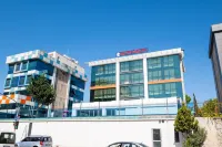 The Port Guzelyalı Hotel in zona Nuh Cement High School