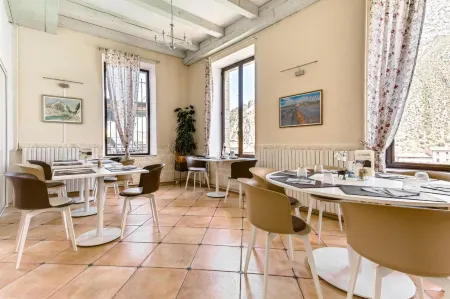 Hôtel de la Citadelle Отели в г. Шато-Арну-Сент-Обан