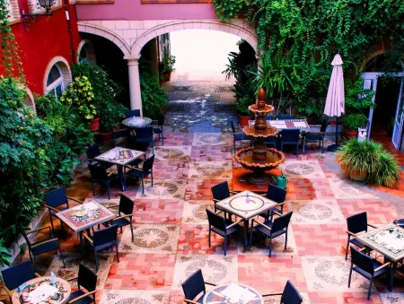 Hotel Plaza Manjón Отели рядом с достопримечательностью «Fuente De Los Cerezos»