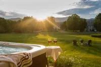 Brass Lantern Inn - Hot Tub
