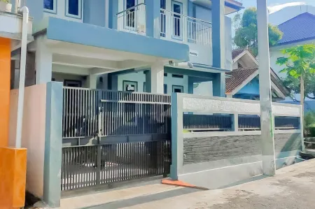 Triyoga Homestay Syariah RedPartner Отели в г. Mandirancan