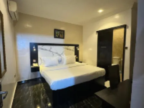 Posh Hotel and Suites Ikeja โรงแรมในOjodu