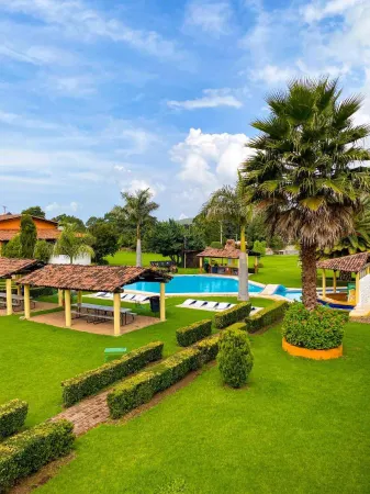 Hotel Rancho las Margaritas Отели рядом с достопримечательностью «Rancho El Reencuentro»