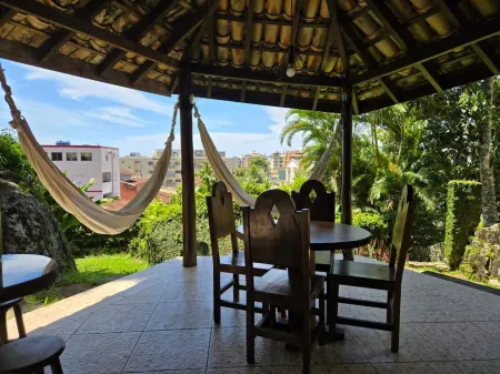 Apartamentos Casa da Pedra Отели рядом с достопримечательностью «Ubatuba Bus Station»