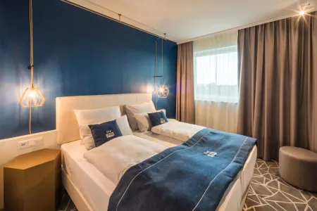 Holiday Inn - the niu, Ridge Halle Central Station