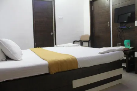 Hotel Ambica Отели рядом с достопримечательностью «Мирасол Лейк Гарден»