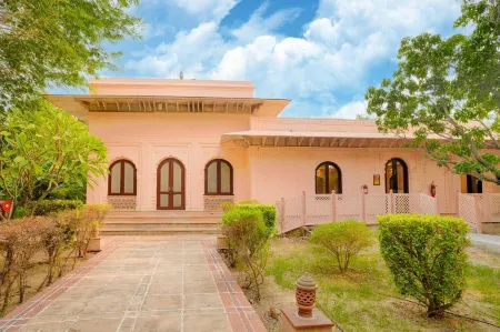 Club Mahindra Bharatpur Отели рядом с достопримечательностью «SURAJPOL GATE»