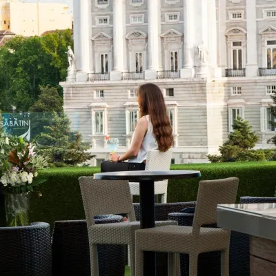 Apartosuites Jardines de Sabatini โรงแรมใกล้พิพิธภัณฑ์เดเคอรัลโบ