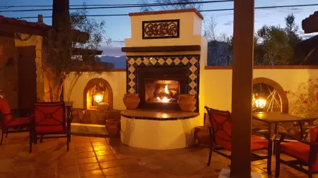 Tuscan Springs Hotel & Spa Отели рядом с достопримечательностью «Ту Банч Палмс Элементари Скул»