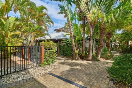 Trinity Beach Club Holiday Apartments