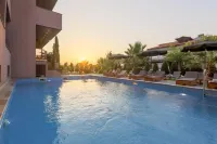 Hotel Yakinthos - مسبح