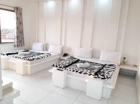 Hotel Sunrise Отели рядом с достопримечательностью «Poonam Chowk»