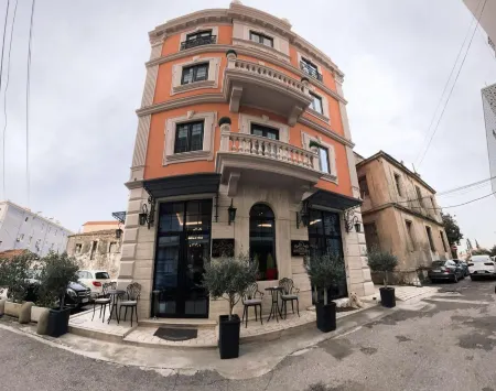 Hotel Kloest Отели рядом с достопримечательностью «Venetian Tower of Durrës»