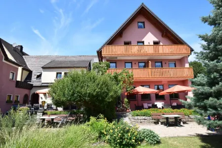 Landhotel Steigerwaldhaus Отели в г. Гайзельвинд