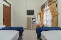 The Lima Guest House Syariah Mitra RedDoorz Hotels in Lemahwungkuk