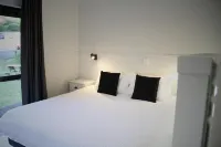Hugo & Carters Backpackers & Motel Hotels near Huria Marae