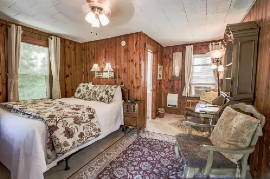 Mountainaire Inn and Log Cabins