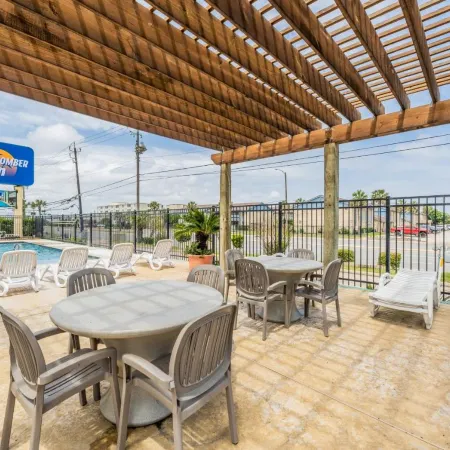 Motel 6 Galveston, TX - Beach/Seawall Отели рядом с достопримечательностью «Ocean Star Offshore Drilling Rig & Museum»
