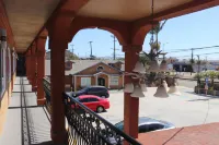 El Dorado Motel - parking
