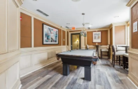 帶健身房和泳池的2卧豪華城市套房