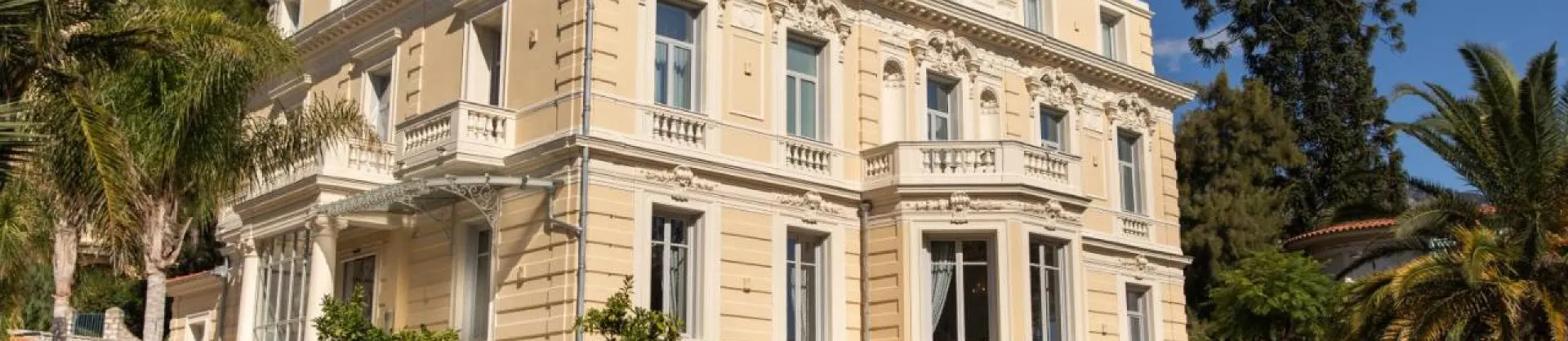 Khách sạn cao cấp